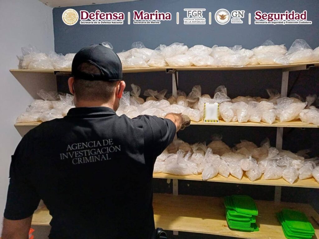 Aseguran 385 kilos y 170 litros de metanfetamina tras cateo en Culiacán