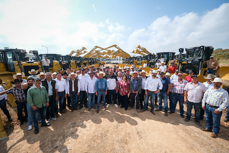 Entrega Pablo Lemus maquinaria pesada para fortalecer la productividad agrícola en Jalisco