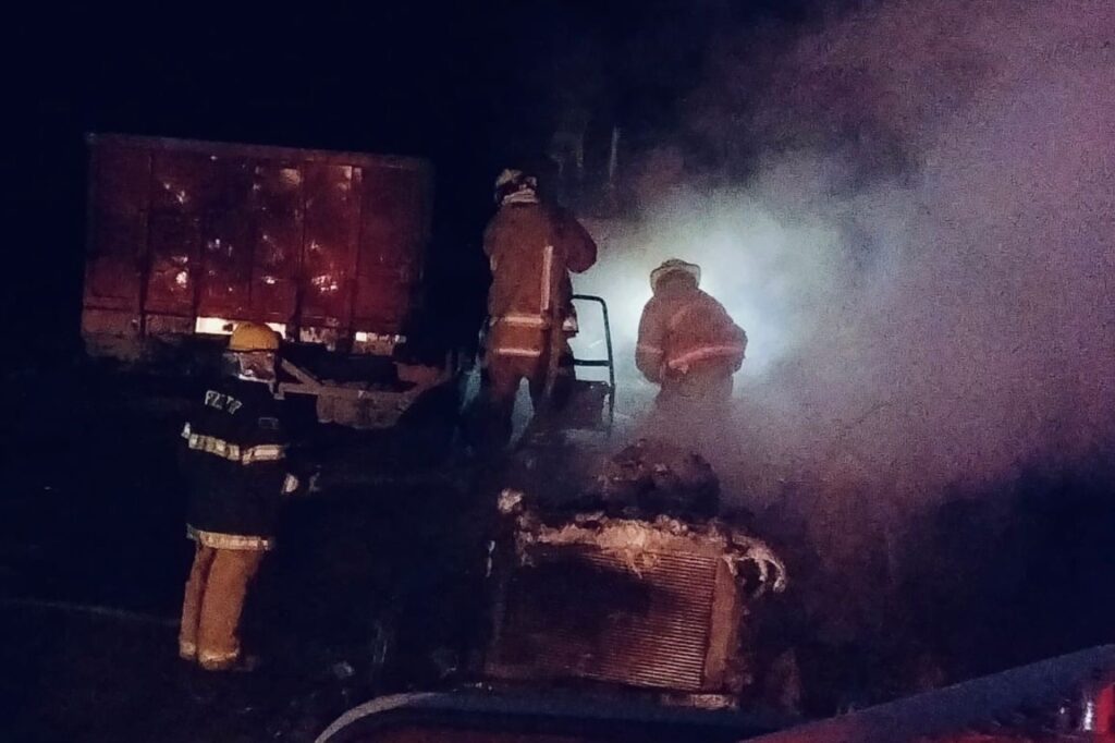 Bomberos de Parral sofocan incendio vehicular en carretera a Santa Bárbara