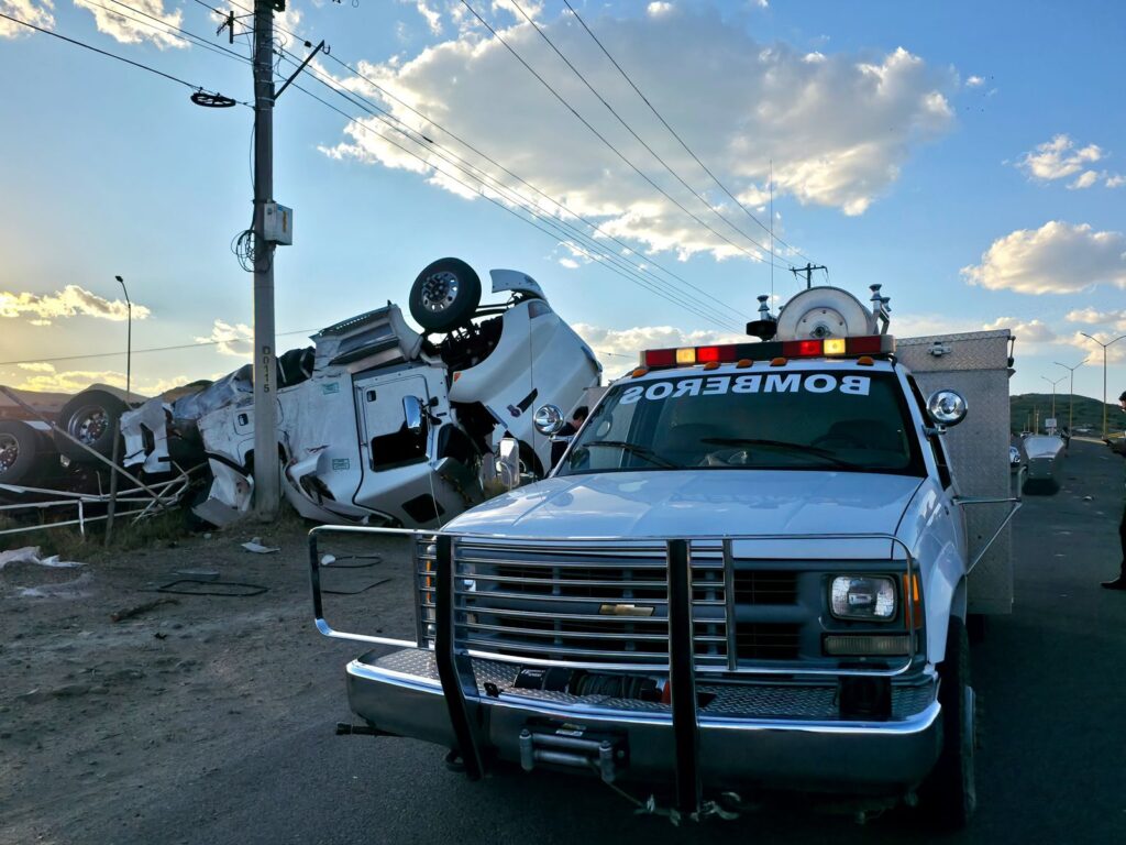 Camión vuelca tras choque en la Vía Corta; atienden emergencia sin incidentes