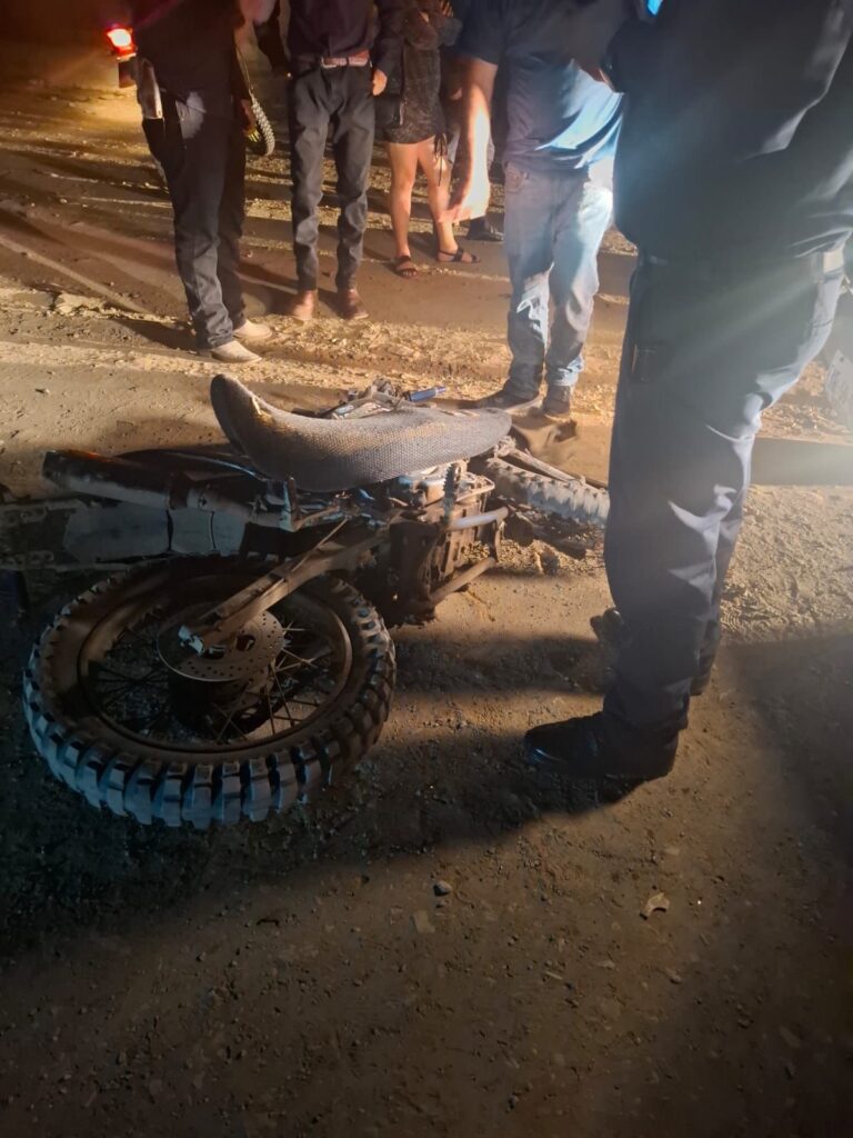 Choque entre motocicleta y camioneta deja un lesionado en Parral