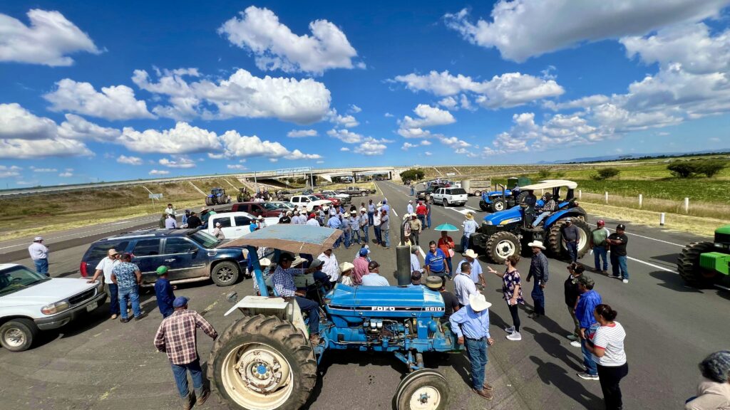 Agricultores bloquean la autopista Durango–Torreón; exigen mayor acopio de frijol y precios justos