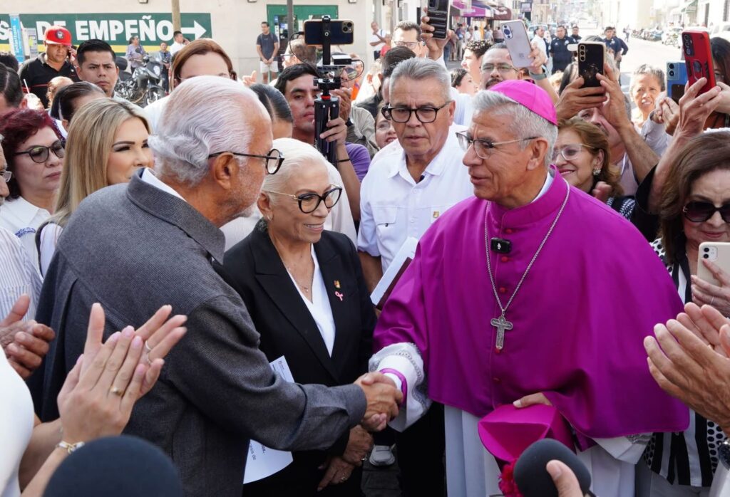 Gobernador Miguel Ángel Navarro Quintero da la bienvenida al nuevo Obispo de la Diócesis de Tepic