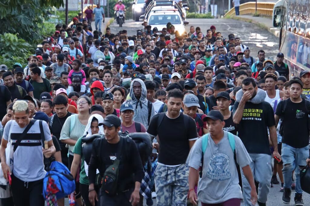 Caravana de mil 500 migrantes parte del sur de México rumbo a la CDMX para exigir regularización