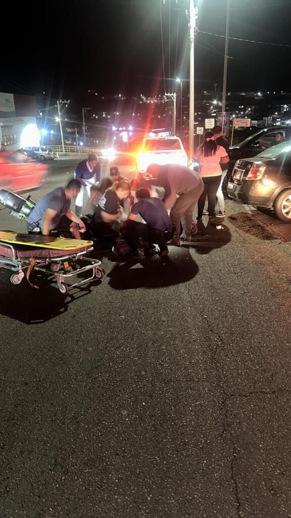 Choque entre automóvil y motocicleta deja dos lesionados en Parral