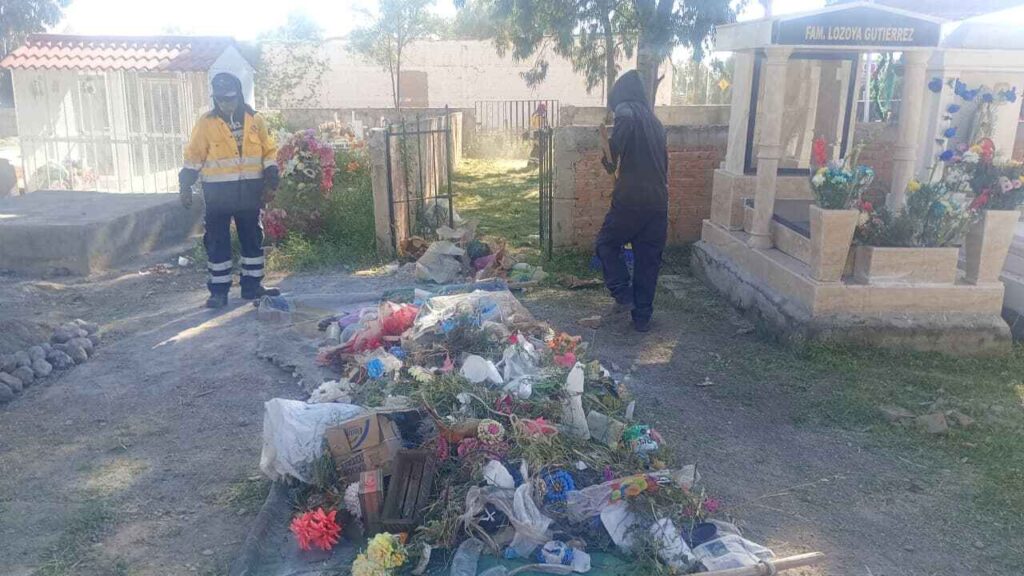 Retiran 100 toneladas de desechos en panteones de Durango