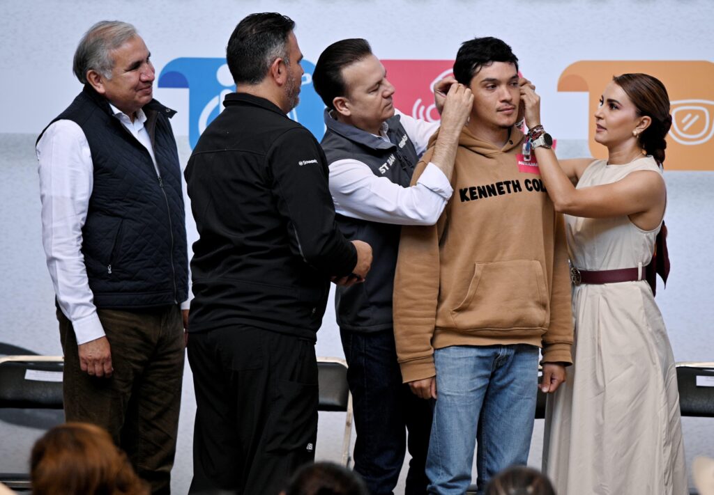 En equipo, Esteban Villegas, Marisol Rosso y José Alfredo Cordero entregan auxiliares auditivos, lentes y aparatos de movilidad que cambian vidas en Durango