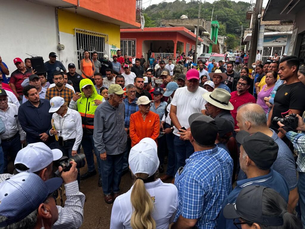 Apoyan gobernador y su esposa a Jalcocotán ante las afectaciones provocadas por las recientes lluvias.