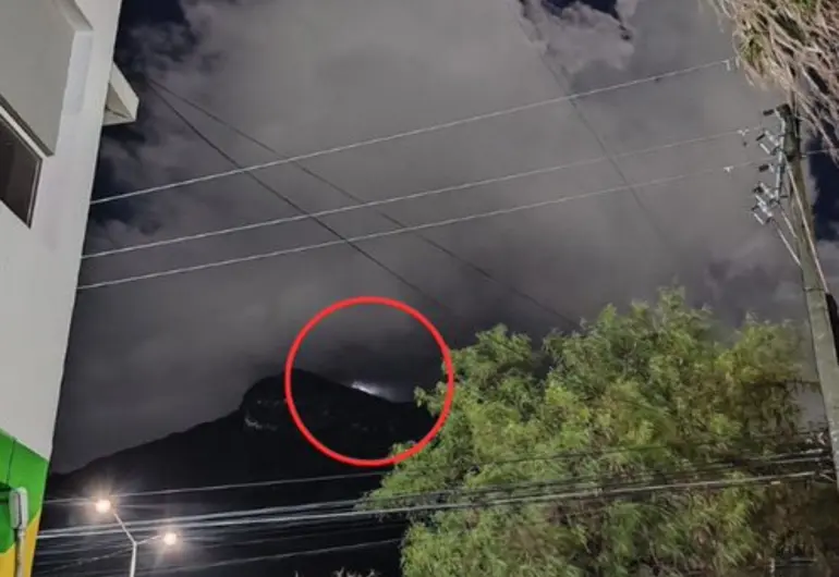 VIDEO: ¿OVNI en Monterrey? Captan misteriosa luz en el Cerro de la Silla y nadie sabe qué es