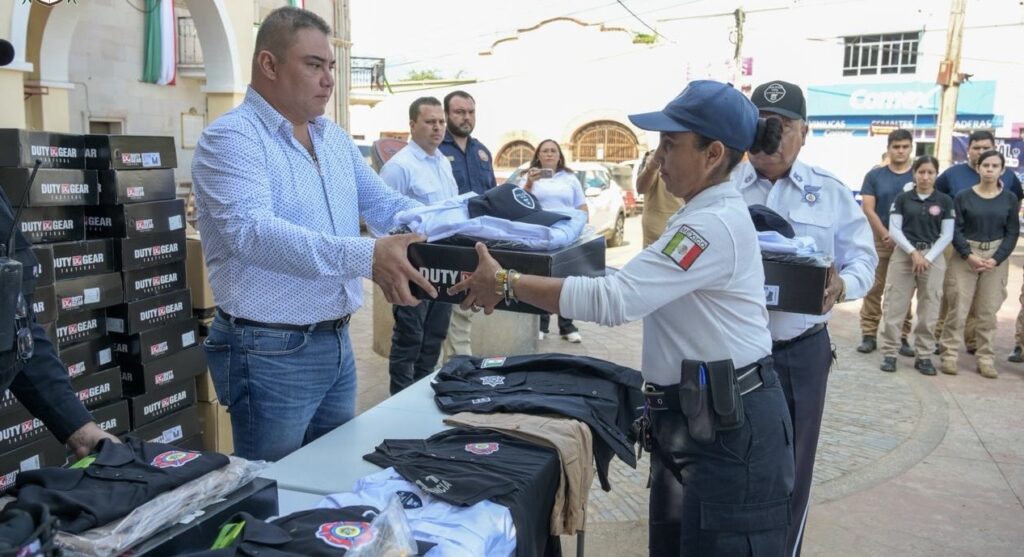 Entregan uniformes a corporaciones de seguridad en El Arenal