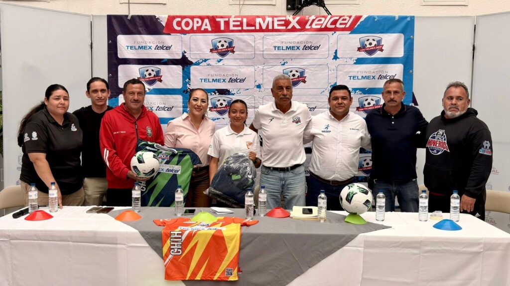 Gobierno de Parral y Fundación Telmex entregan uniformes deportivos rumbo a la Copa México Telmex Femenil 2025