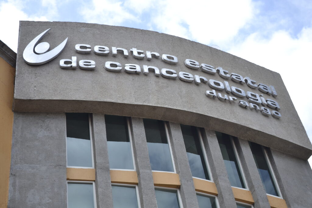 Dan mantenimiento al acelerador lineal para garantizar tratamientos contra el cáncer en Durango