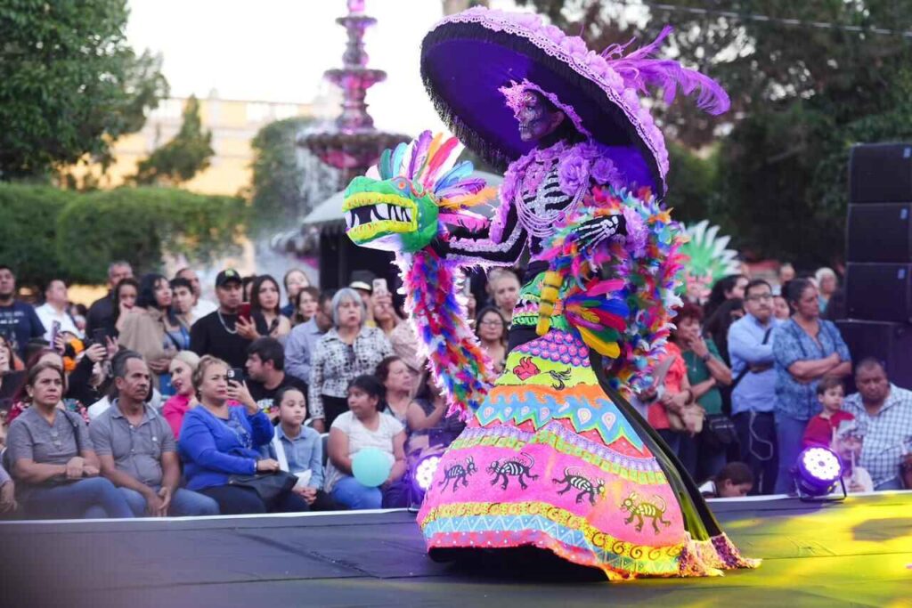 Catrinas y Catrines llenan de vida el Muuki 2025: Toño Ochoa impulsa identidad y tradición