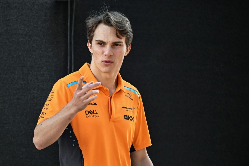Óscar Piastri y Lewis Hamilton protagonizan pique en Singapur