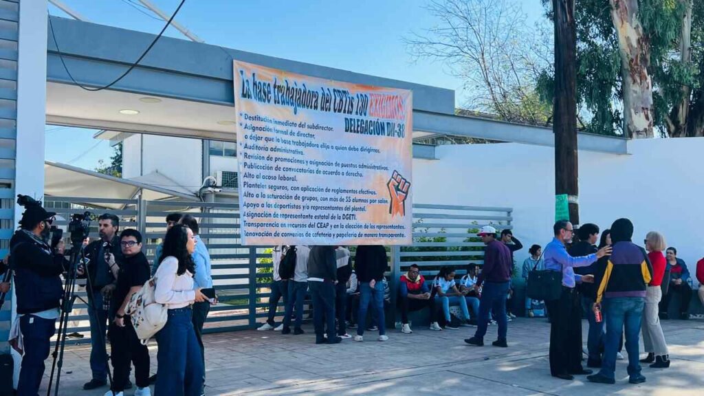 Maestros del CBTIS 130 exigen director y denuncian acoso laboral