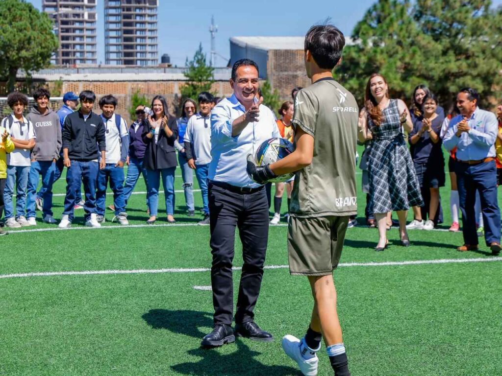 Toño Ochoa cumple con la gran familia Cobaed: Cancha de Fútbol 7 sueño hecho realidad con el PP