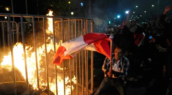 Un muerto y más de 100 heridos en protesta contra el nuevo Gobierno de Perú