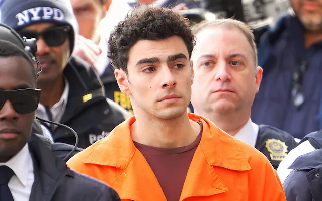 Defensa de Luigi Mangione busca anular los cargos clave por asesinato en Nueva York