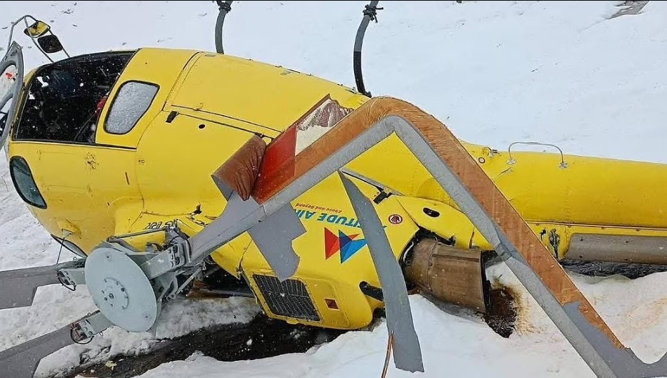 Helicóptero se estrella y se parte en dos