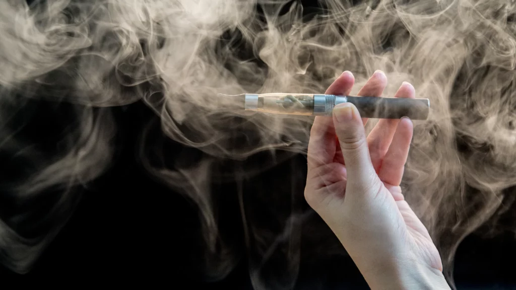 Cigarrillos electrónicos fomentan adicción temprana a la nicotina en adolescentes: OMS