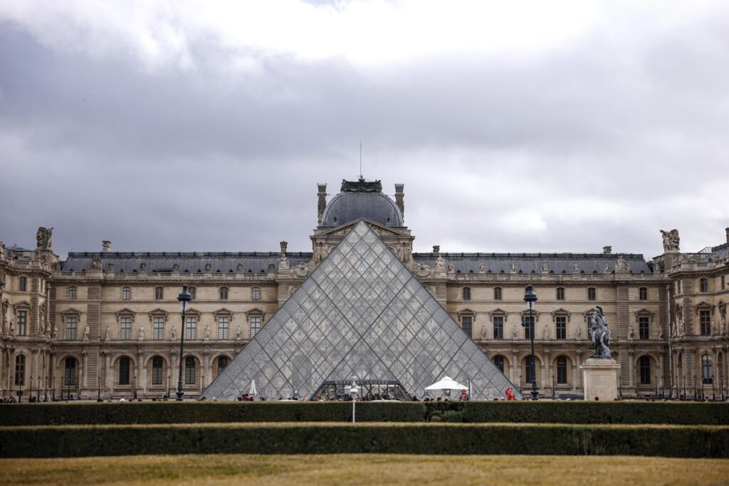 Detienen a cinco nuevos sospechosos por el robo millonario en el Museo del Louvre