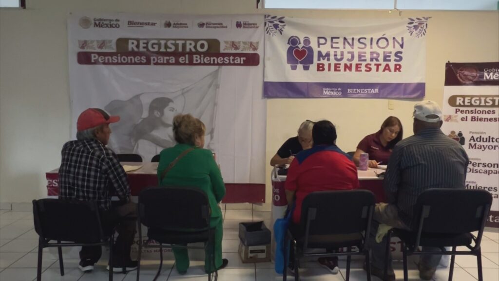 Entregan tarjetas del programa Mujeres Bienestar en Guadalupe Victoria