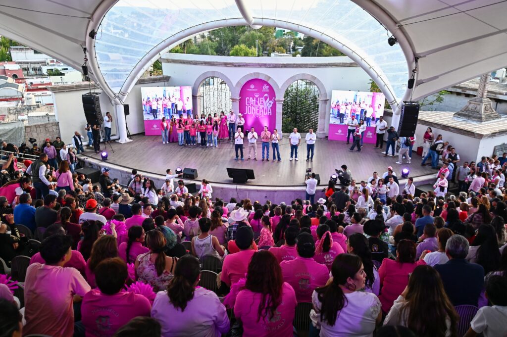 Con música y cultura, tradicional Callejoneada Rosa lleva esperanza y prevención del cáncer de mama