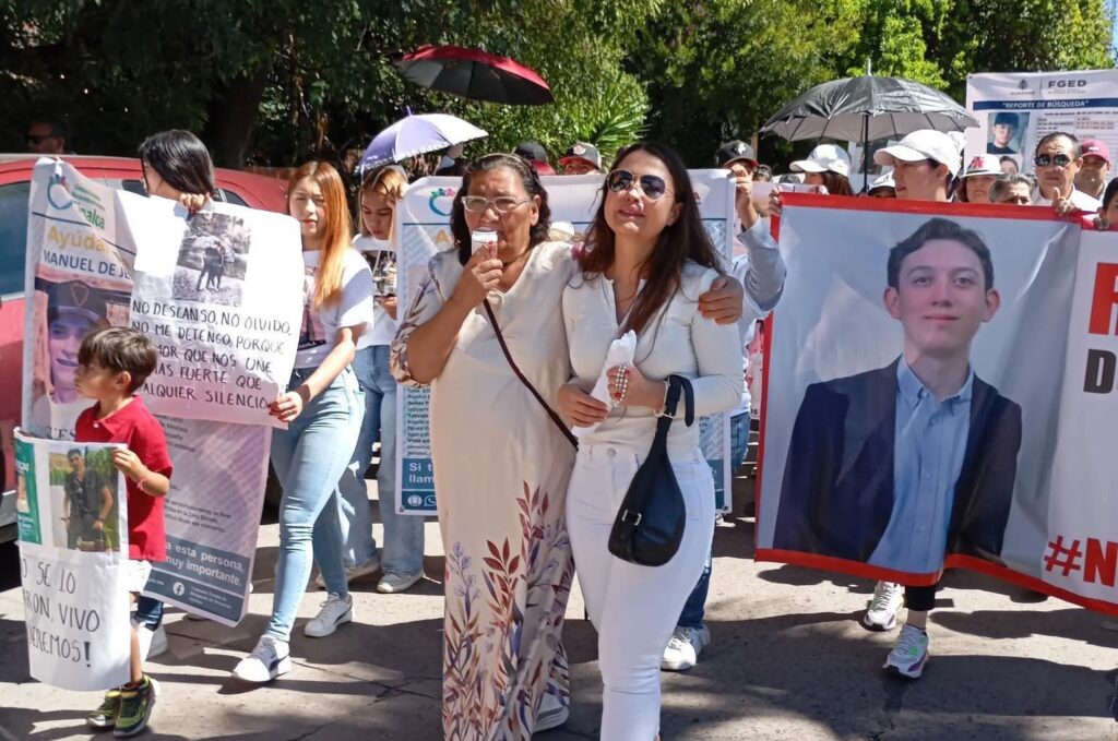 Gobernador de Durango niega campaña contra Mazatlán; familias de desaparecidos externan su dolor