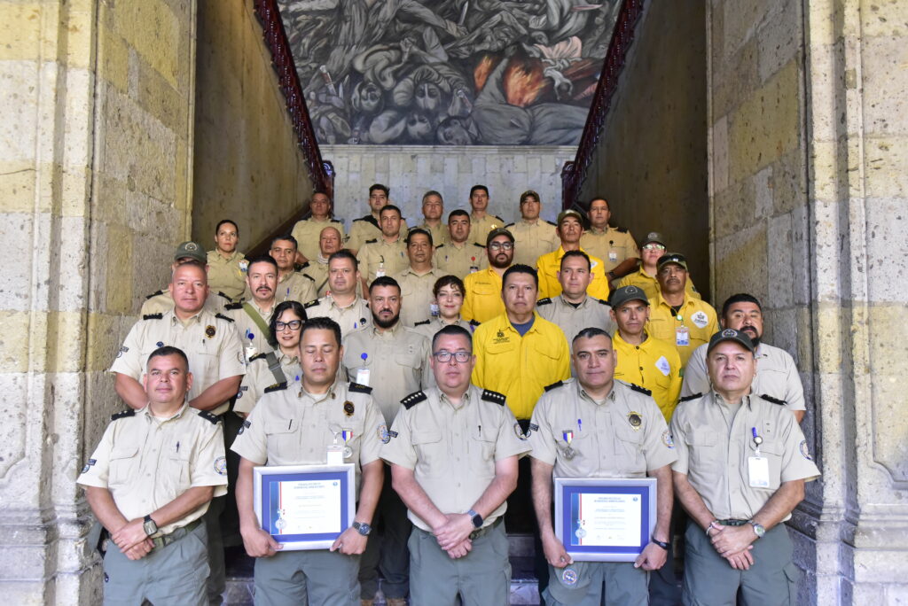 Reconocen con condecoraciones internacionales a mandos de Protección Civil y Bomberos Jalisco