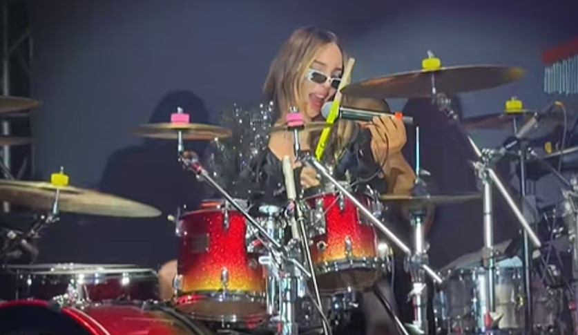 Belinda sufre accidente en show en vivo tras tocar la batería