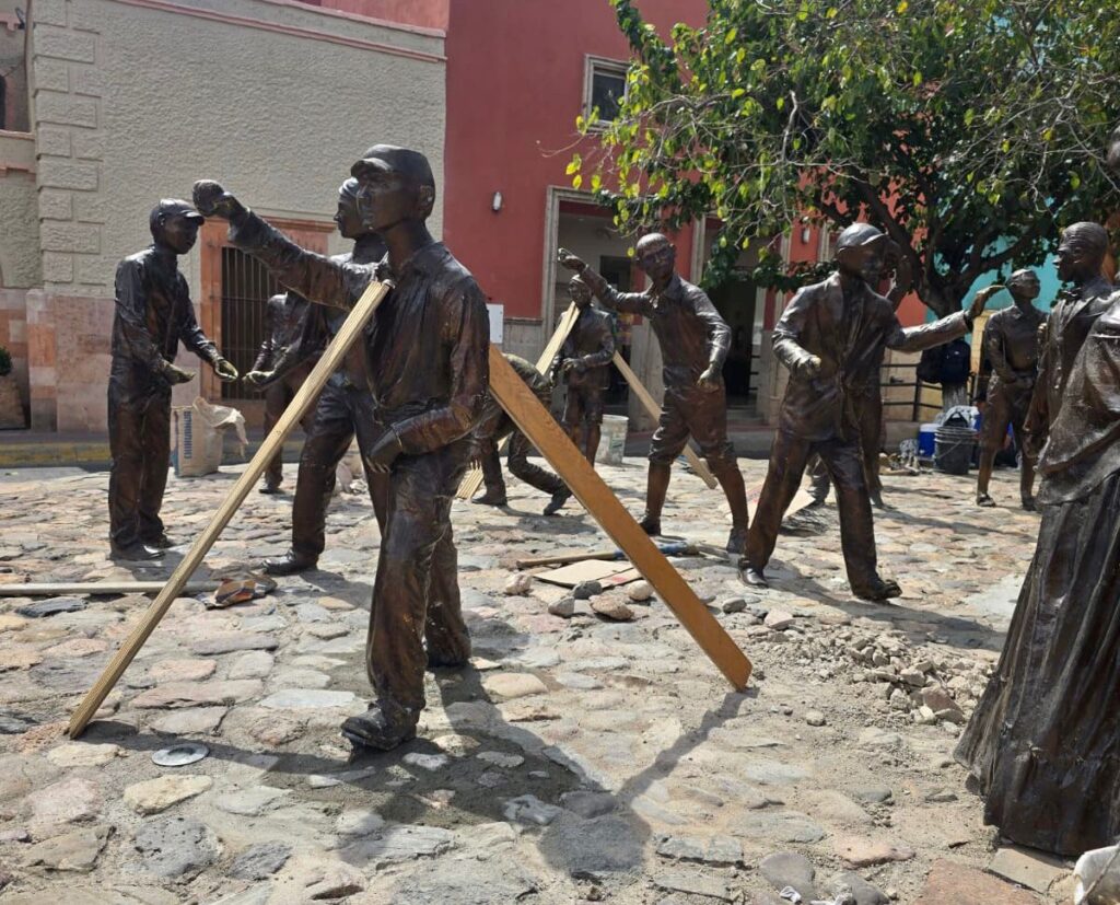 Reinstala Gobierno de Parral figuras históricas del Monumento a Elisa Griensen