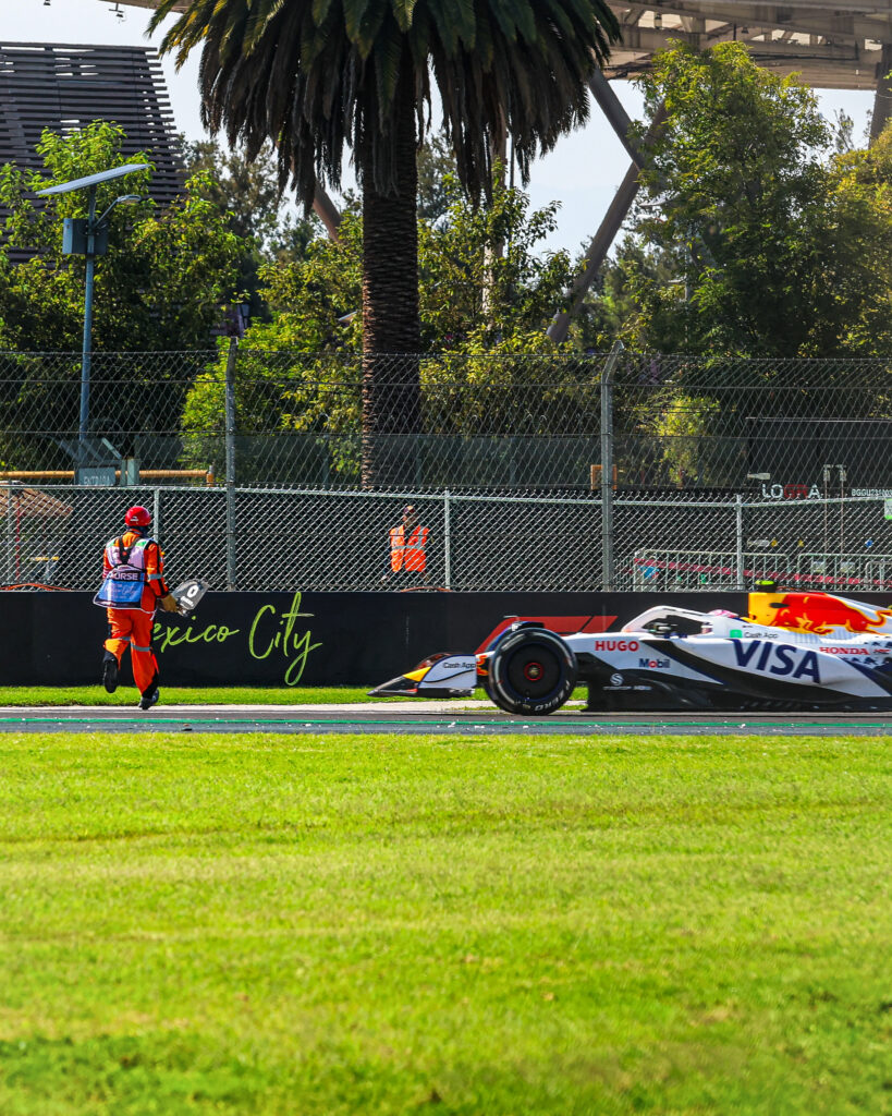 Liam Lawson casi atropella a comisarios durante el GP de México