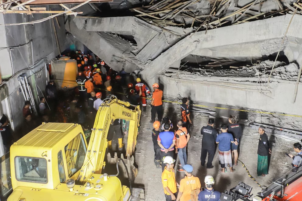 Derrumbe en escuela de Indonesia deja 5 muertos y 91 personas atrapadas