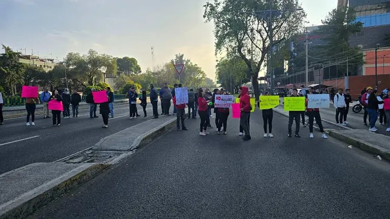 Trabajadores del SAT protestan por aumento salarial; Sheinbaum dice que se atiende situación
