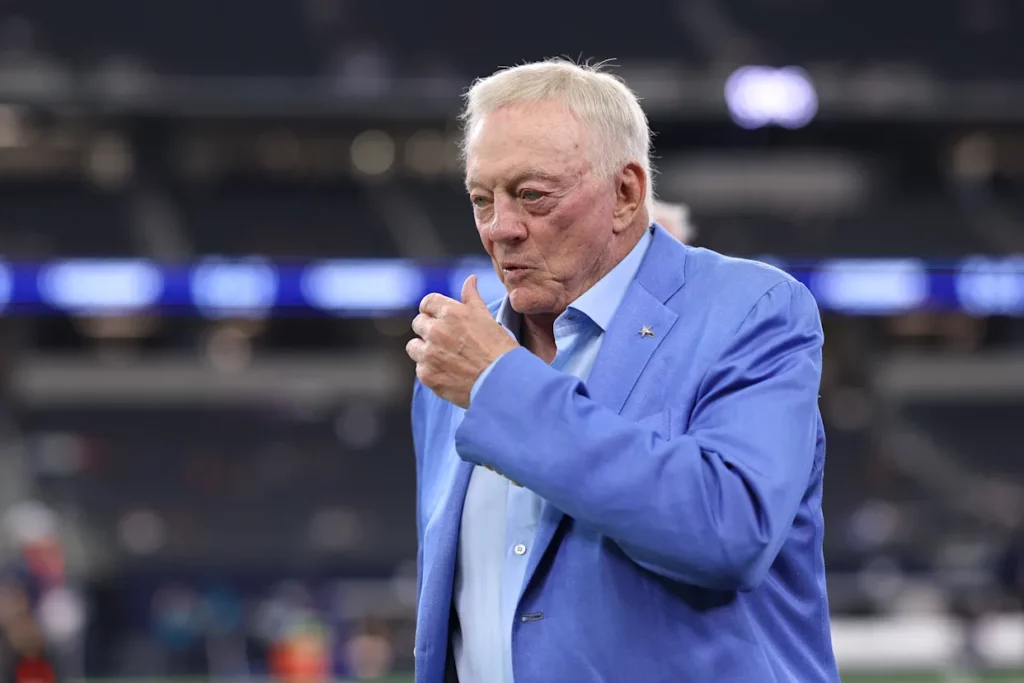 NFL multa a Jerry Jones con 250 mil dólares por gesto obsceno a fanáticos
