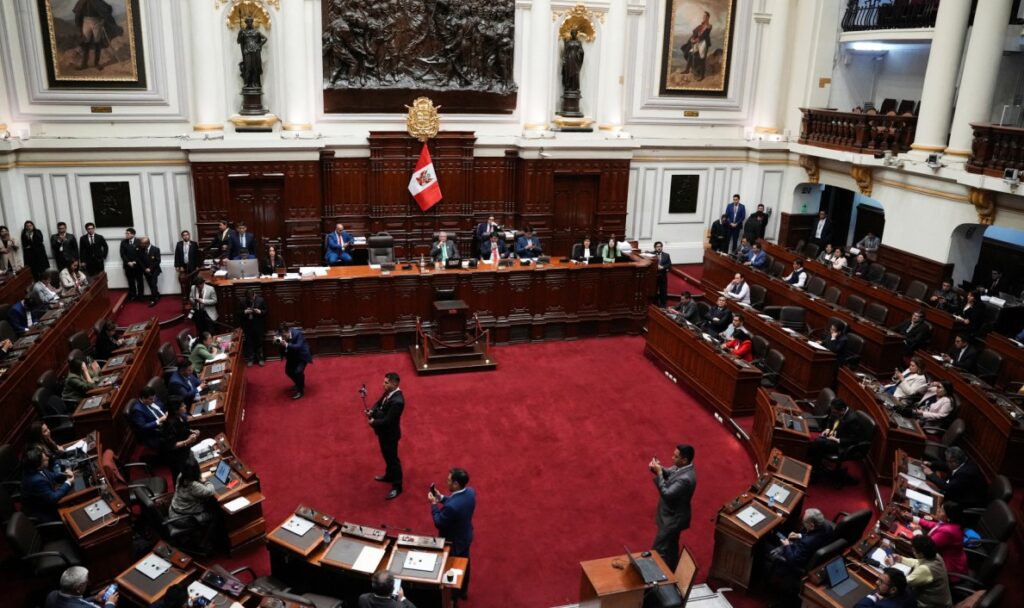 Destituye el Congreso de Perú a Dina Boluarte