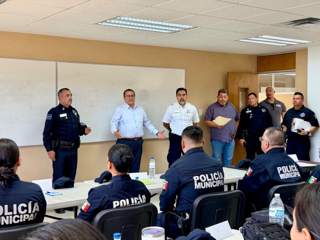 Reconoce Alcalde Salvador Calderón a policías municipales por concluir curso de Competencias Básicas