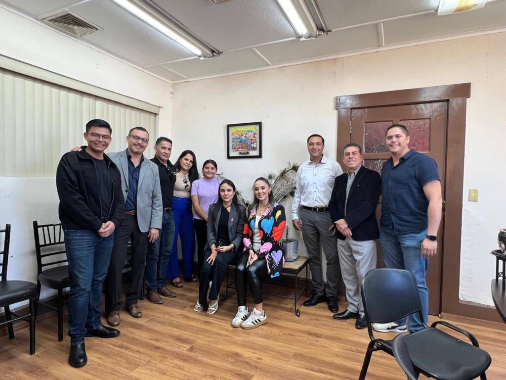 Recibe el Gobierno de Parral una obra artística en donación que celebra la magia de Parral