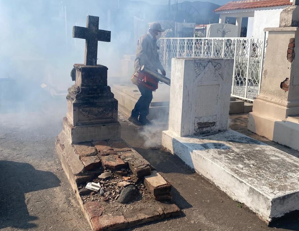 Refuerzan medidas preventivas contra el dengue en panteones durante el Día de Muertos