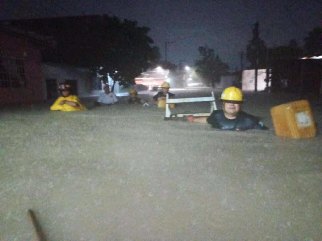Inundaciones en Puerto Vallarta tras intensas lluvias dejan varias colonias afectadas