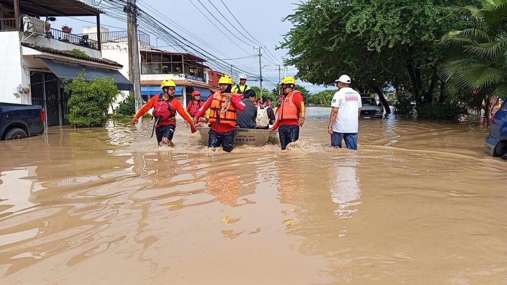 Un fallecido y un soldado electrocutado tras las fuertes lluvias en Puerto Vallarta