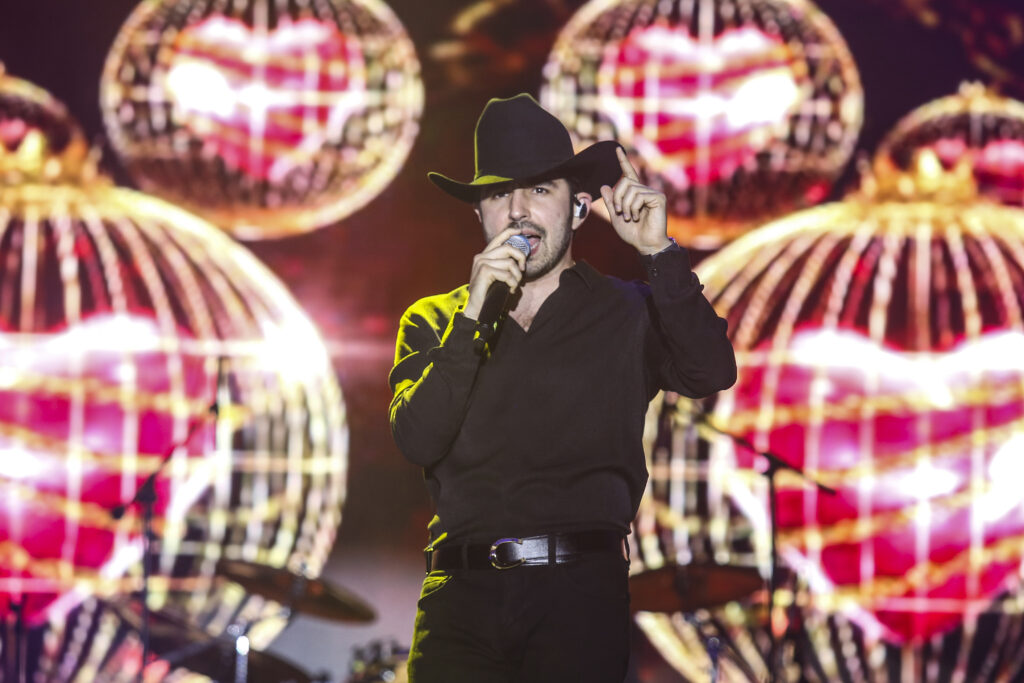 Joss Favela comparte una noche inolvidable en las Fiestas de Octubre