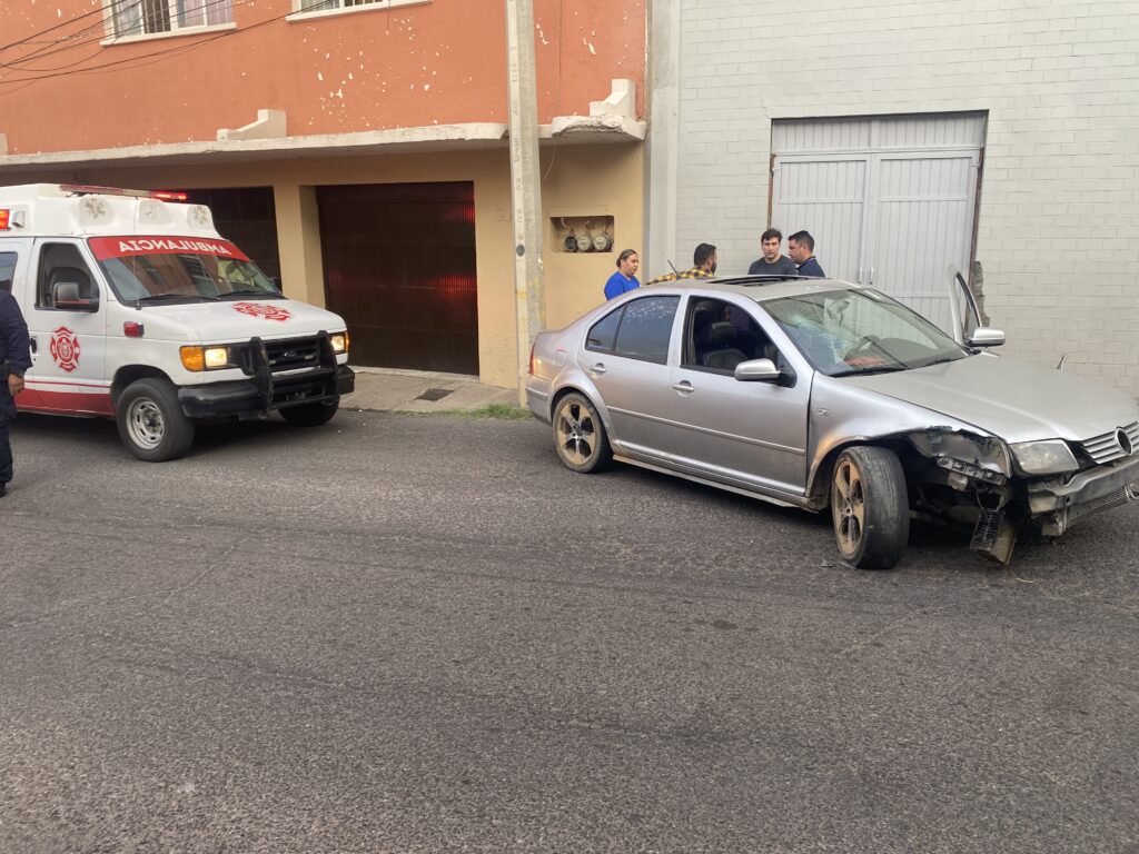 Chocan contra poste en la calle Libertad; uno con la cabeza abierta y otro detenido