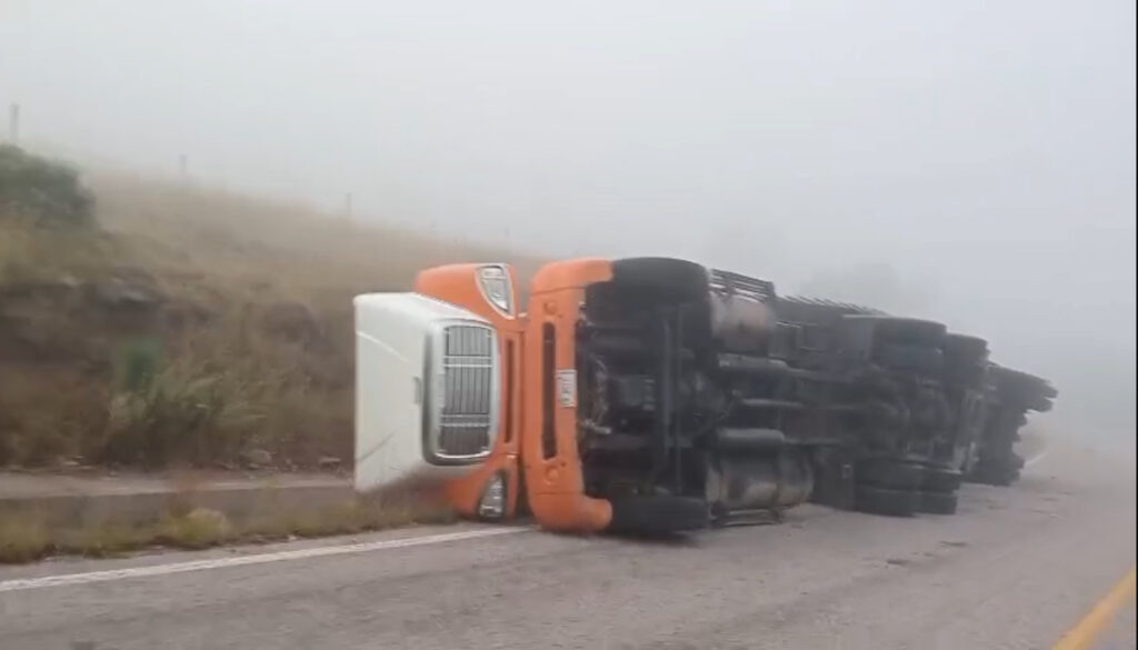 Tráiler volcado en Norogachi: piden extremar precauciones