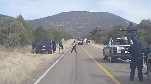 Hombre pierde la vida en volcadura sobre la carretera Parral–Guadalupe y Calvo
