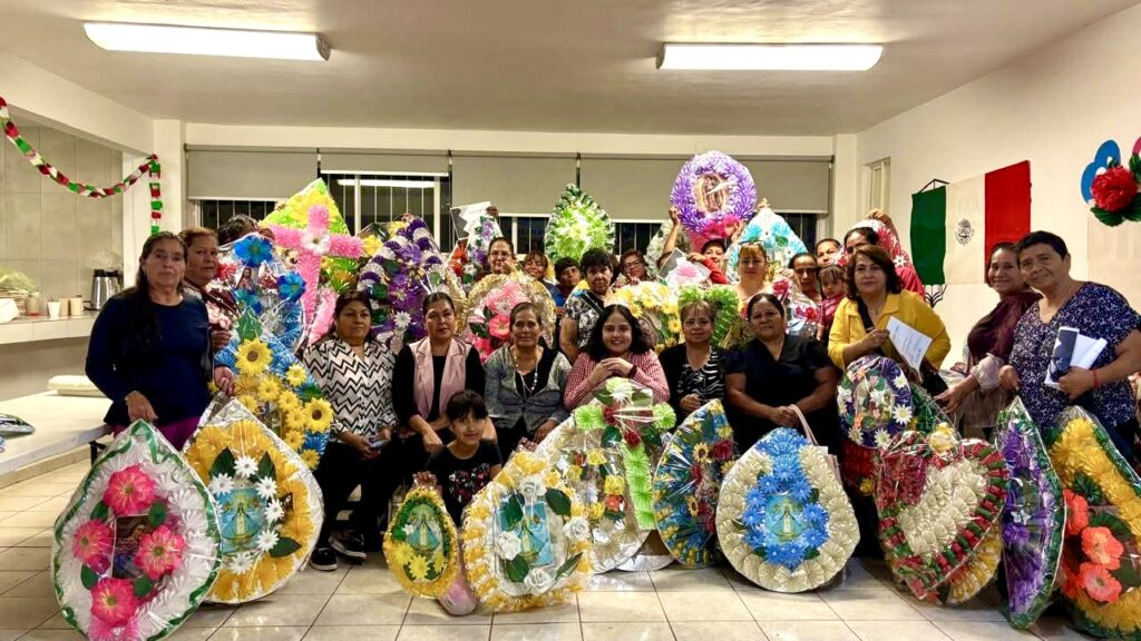 Clausura del curso de elaboración de coronas para el Día de Muertos en CEDECO Guadalupe Victoria