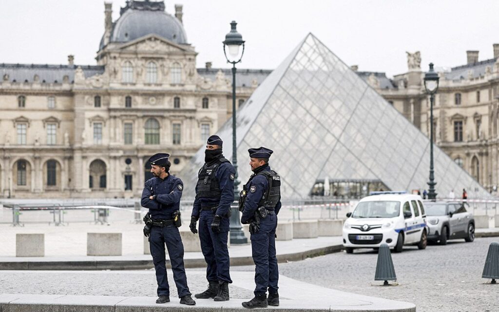 Museo de Louvre transfiere varias joyas al Banco de Francia tras robo