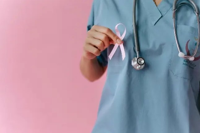 ¿Por qué usamos moño rosa para hablar del cáncer de mama?