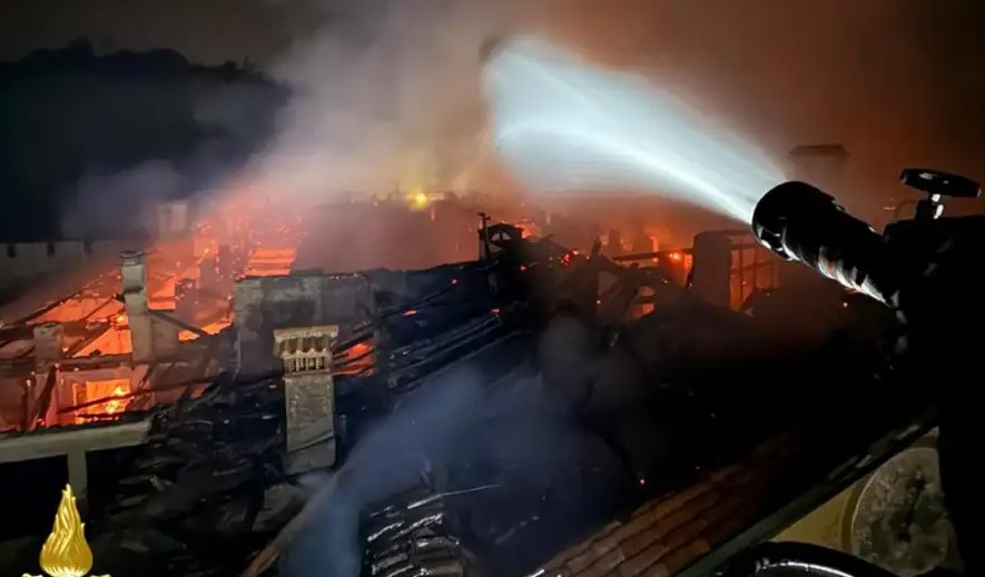 Un incendio destruye un histórico monasterio en Italia