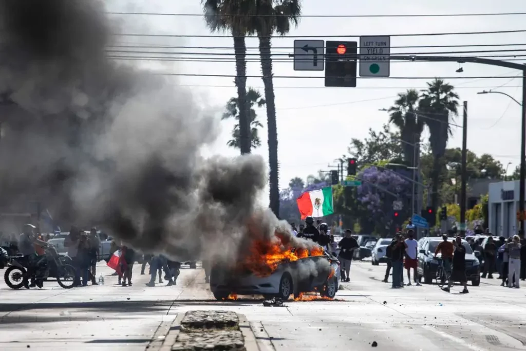 Mexicano se declara culpable de lanzar bomba incendiaria en protesta migratoria en LA